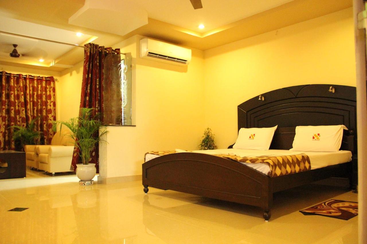 Hotel Sri Grands Rājahmundry Exterior photo