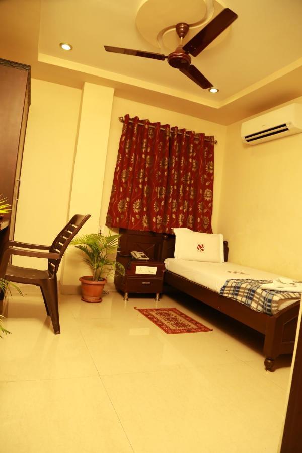Hotel Sri Grands Rājahmundry Exterior photo