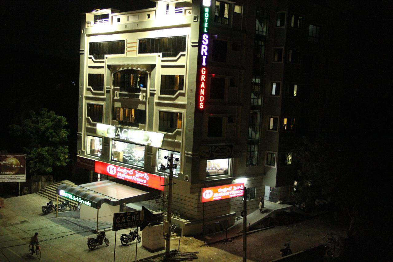 Hotel Sri Grands Rājahmundry Exterior photo